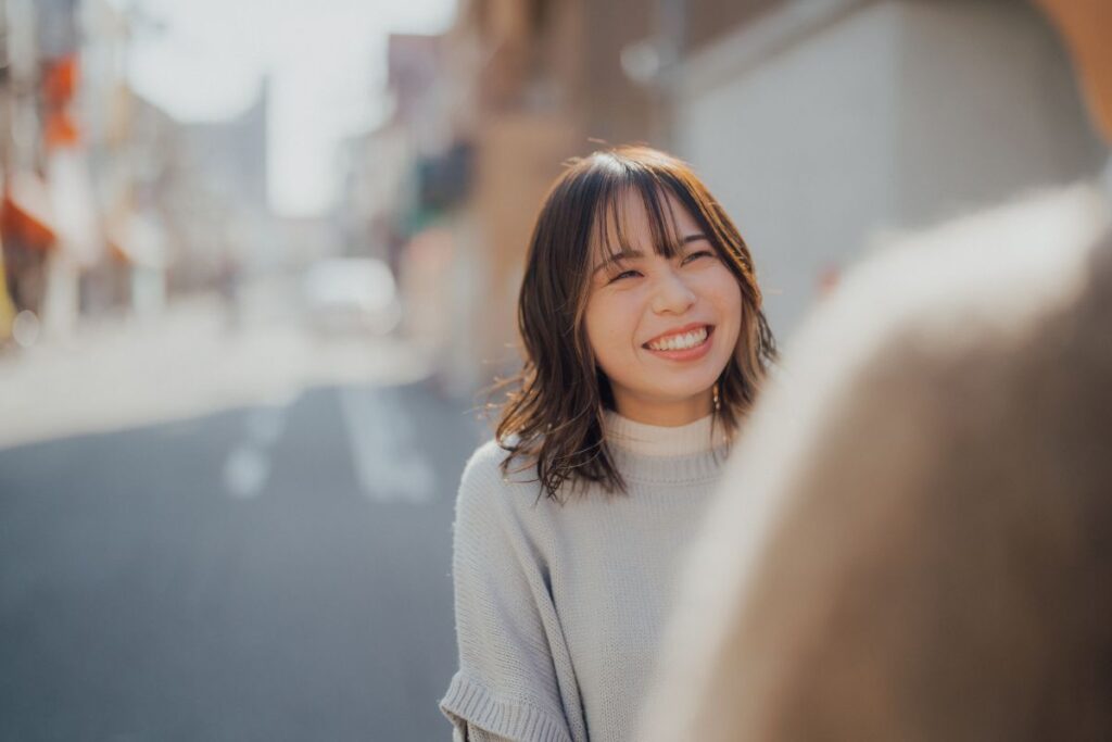 道で挨拶する女性